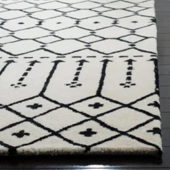 Shawna Geometric Design Tufted Rug - Safavieh